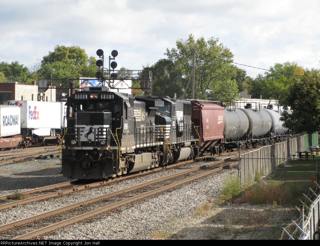 NS 8886 leads 17M towards the yard down the North Freight Lead